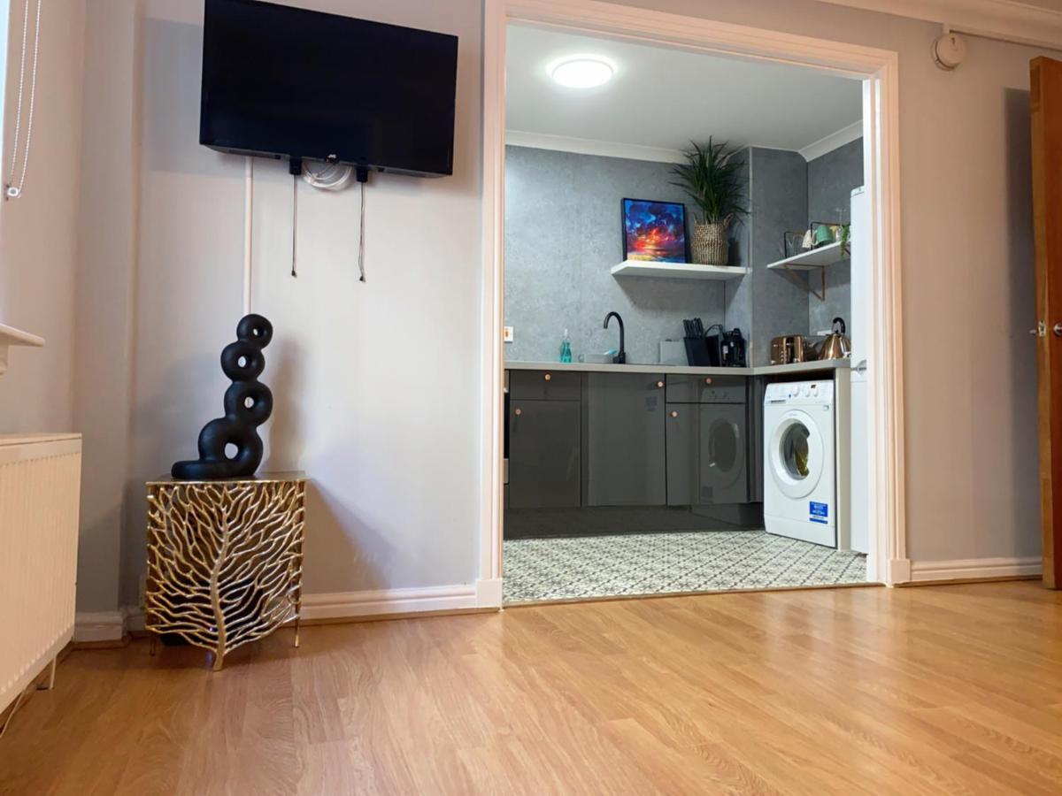 Private Main Door Lovely 2 Bedroom Apartment EDI Exterior foto