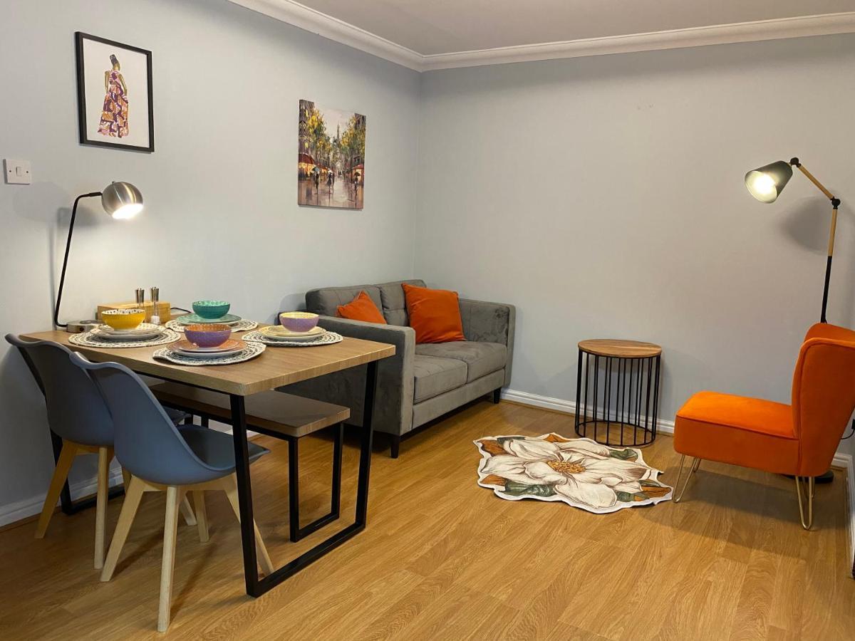 Private Main Door Lovely 2 Bedroom Apartment EDI Exterior foto