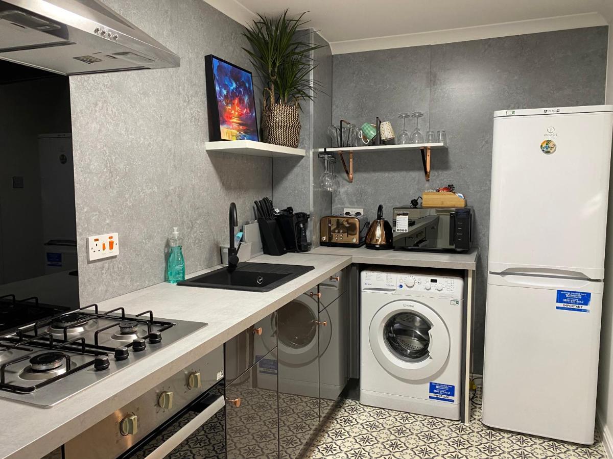 Private Main Door Lovely 2 Bedroom Apartment EDI Exterior foto