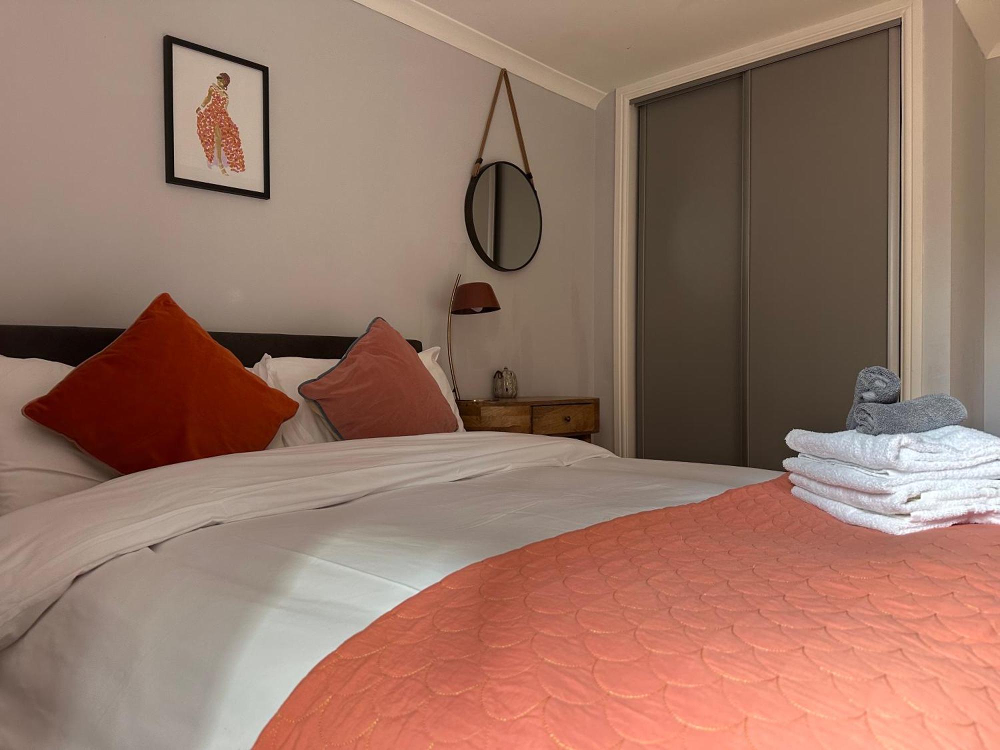 Private Main Door Lovely 2 Bedroom Apartment EDI Exterior foto