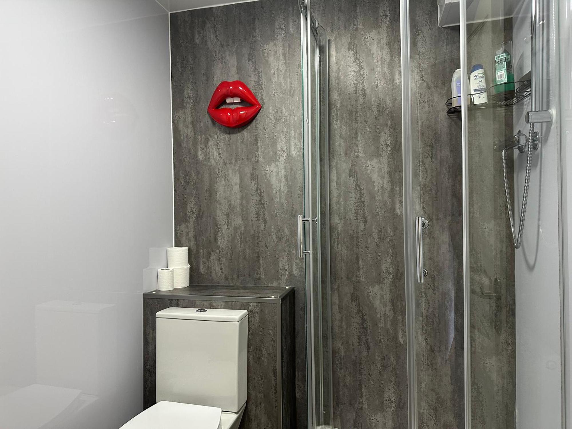 Private Main Door Lovely 2 Bedroom Apartment EDI Exterior foto