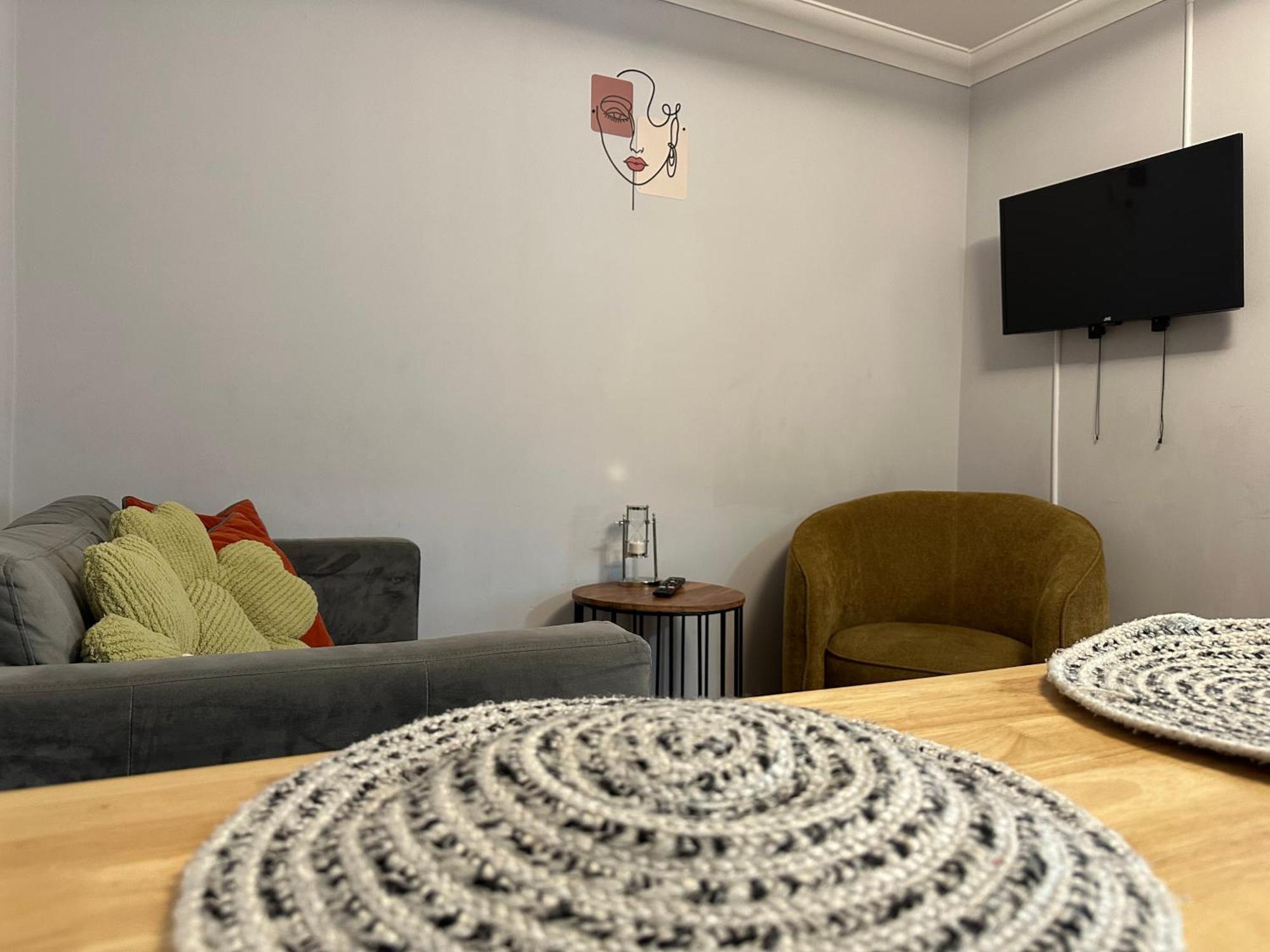 Private Main Door Lovely 2 Bedroom Apartment EDI Exterior foto